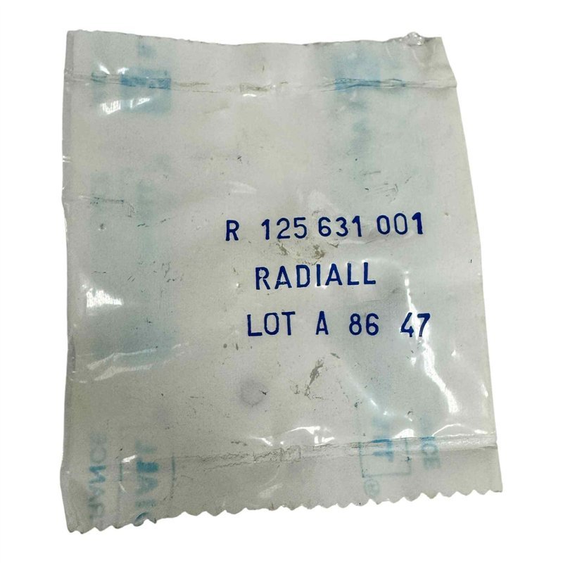 R125631001 Radiall RF Connector 2 Hole Flange Mount Jack SMA(f)